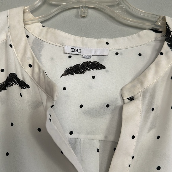 DR2 women white vneck lightweight blouse w/feather print, polkadots & 3/4 sleeve - Picture 2 of 10